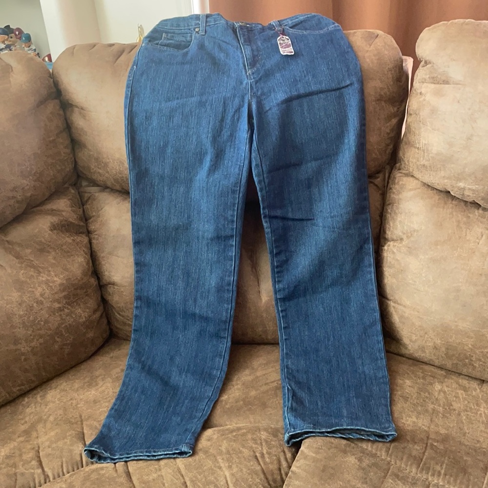 Gloria Vanderbilt women’s Amanda jeans. Size 10.